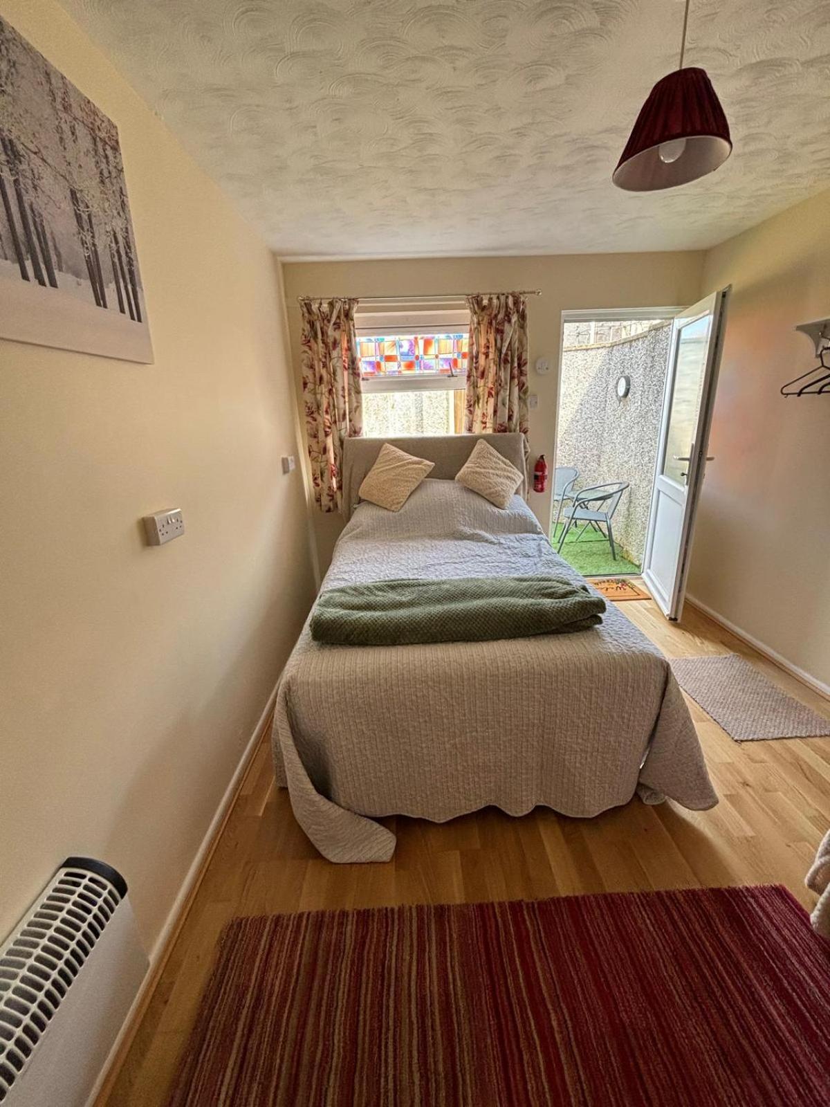 1A Butty Bach Apartment Милфорд Хейвън Екстериор снимка